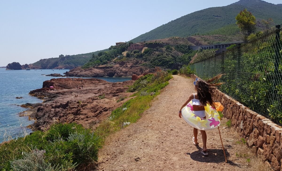 Randonnées le long d'une plage à Saint-Raphaël au bord de mer