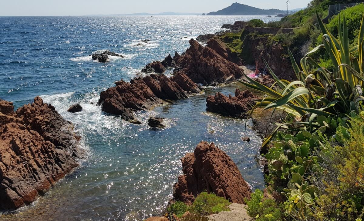 Corniche au bord de la méditerrannée à Anthéor