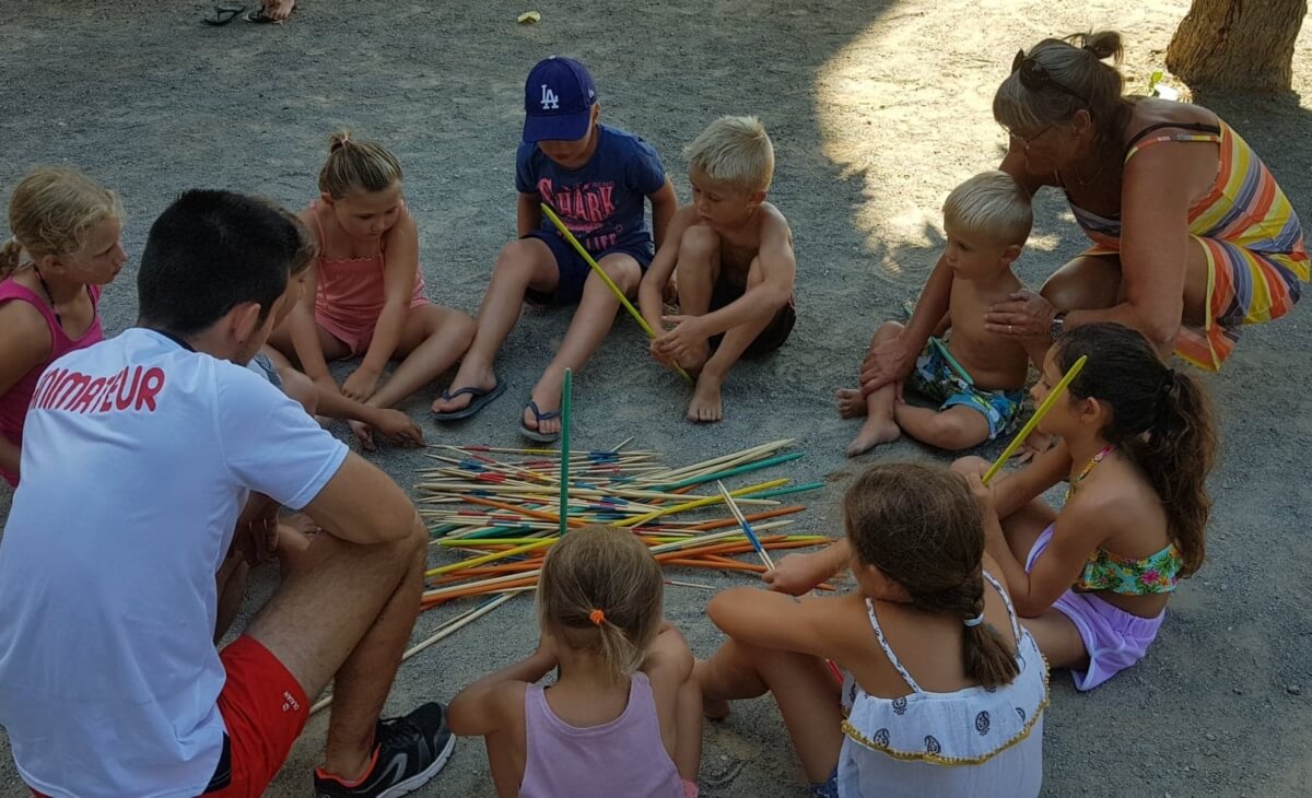 Jeux de Mikado géant au camping Azur Rivage