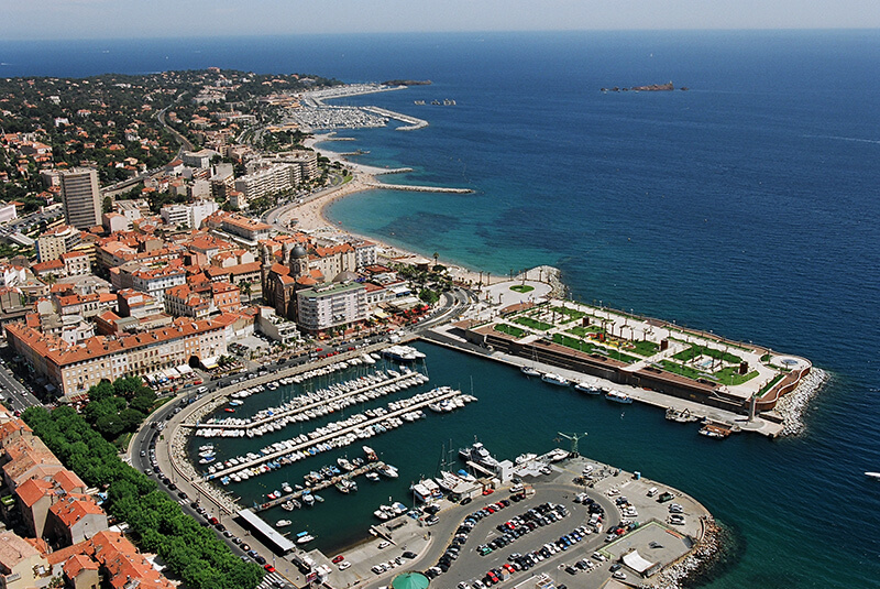 Vue aérienne du vieux port de Saint-Raphaël