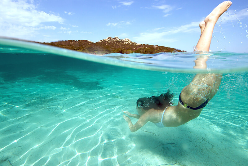 Plongeon dans la mer de la plage Saint-Raphaël