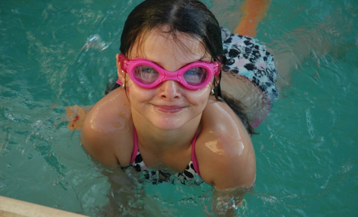 une cliente heureuse dans la piscine